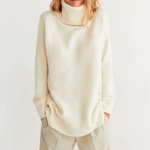 Oversized knot sweater. Turtleneck.